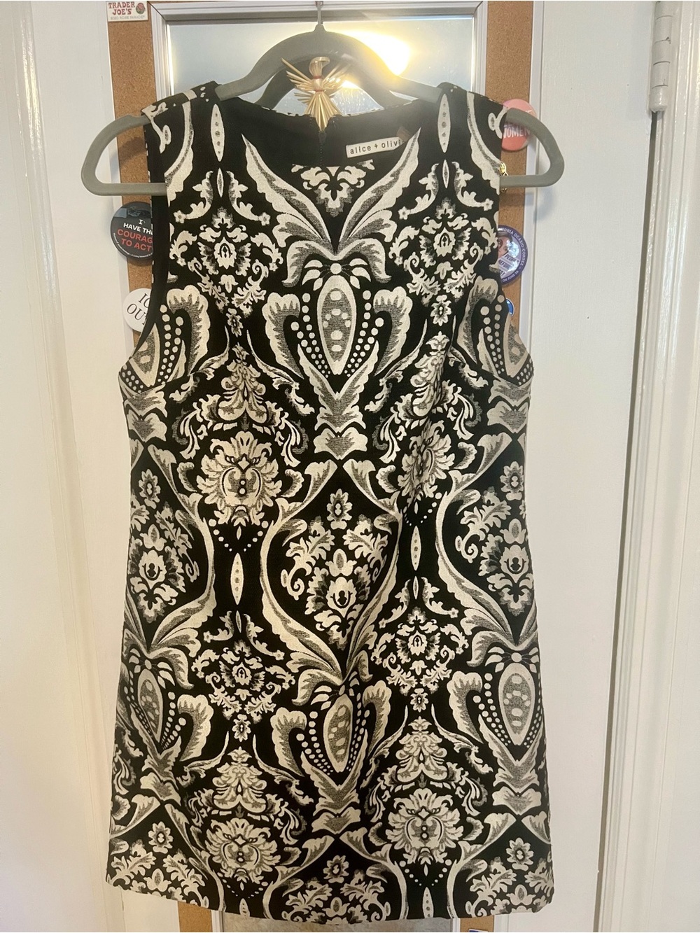 NWOT Alice + Olivia Black and White Damask Shift Dress